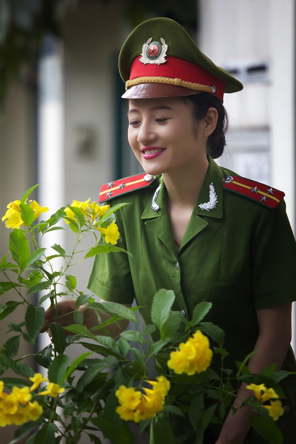 Diễn viên trẻ Hoàng Thu duyên dáng làm nữ dân quân - ảnh 3